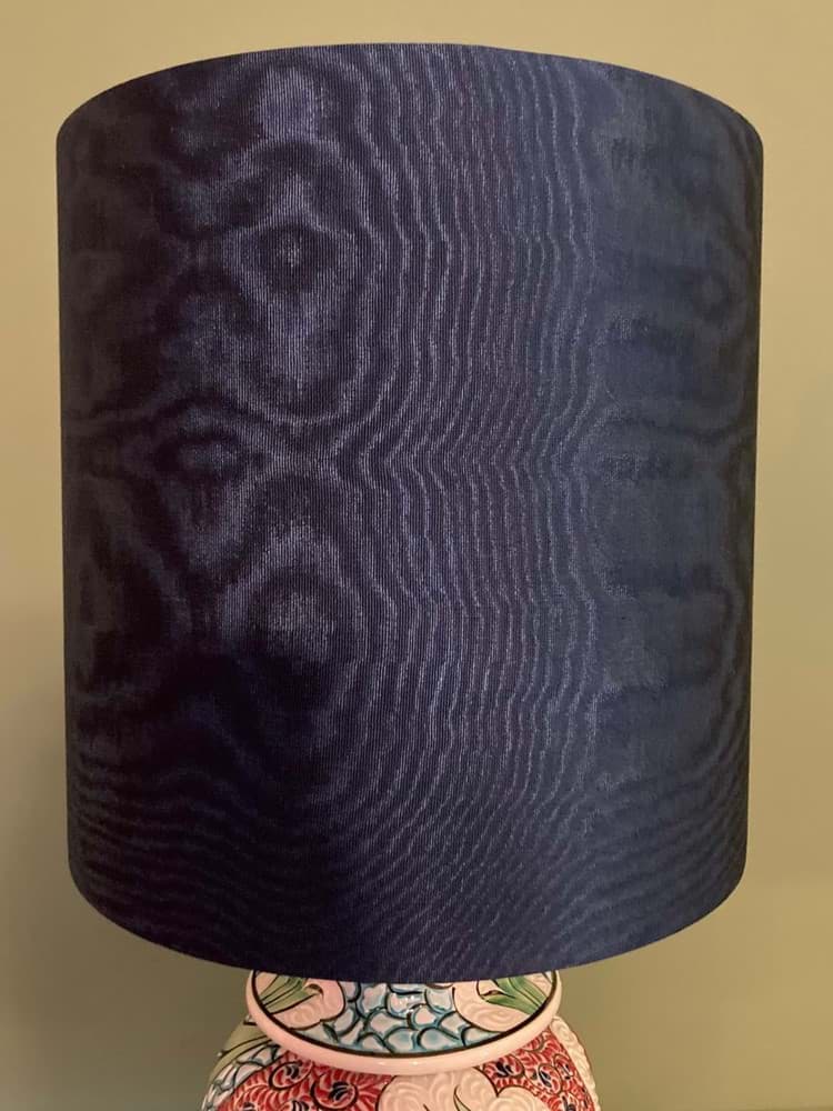 Lale desenli, Kütahya işi/lacivert ipek başlıklı seramik abajur resmi